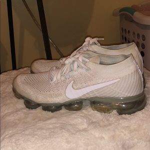 vapor max all white